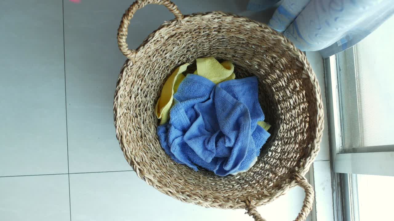 바닥에 바구니에 있는 옷의  ⁇  뷰