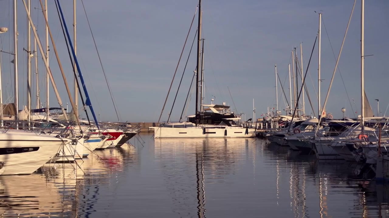 Vista grandangolare del porto turistico di Cannes, pieno di yacht di lusso, barche a vela e superyacht