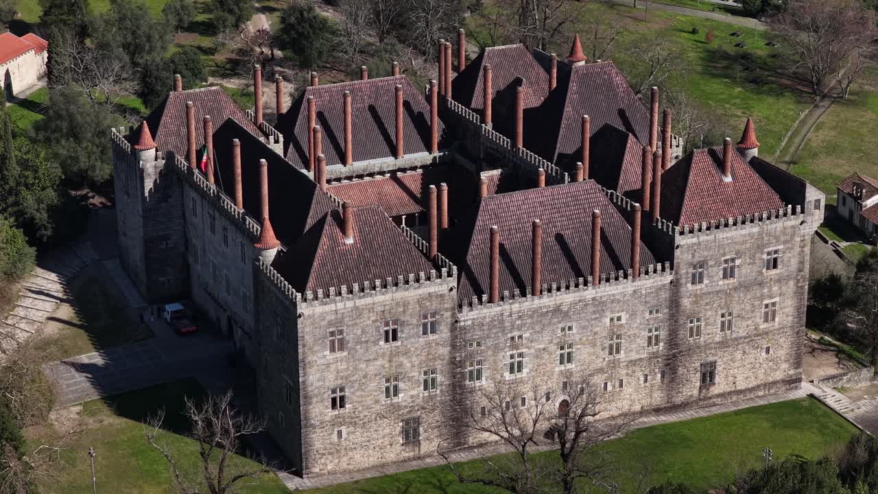 Ripresa con drone dei monumenti e del paesaggio di Guimarães. Paço dos Duques. Capitale verde europea 2026.