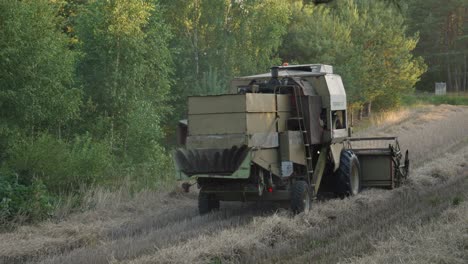 Una-Vista-De-Un-Tractor-Dedicado-Al-Proceso-De-Corte-De-Heno-Dentro-De-Una-Granja-De-Procesamiento-En-Borowy-Młyn,-Polonia---Plano-Amplio