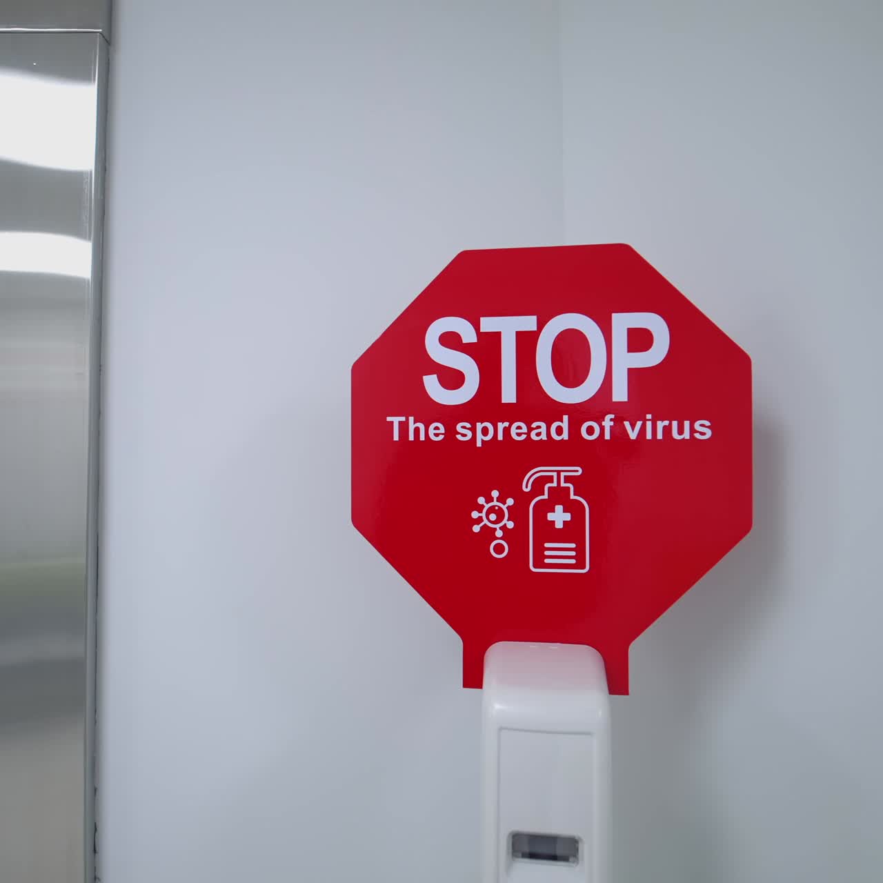 Segnale di avvertimento rosso per area COVID. Cartello "Fermare la diffusione del virus" vicino alla porta dell'ascensore in clinica. Attenzione: area di quarantena.