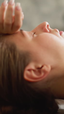 피곤한 여성은 바닥에서 휴식을 취하기 위해 누워있습니다. 두통이있는 피곤한 여자는 집에서 매트에 누워 있습니다. 운동 선수는 신체적 과부하 후 휴식을 취합니다.