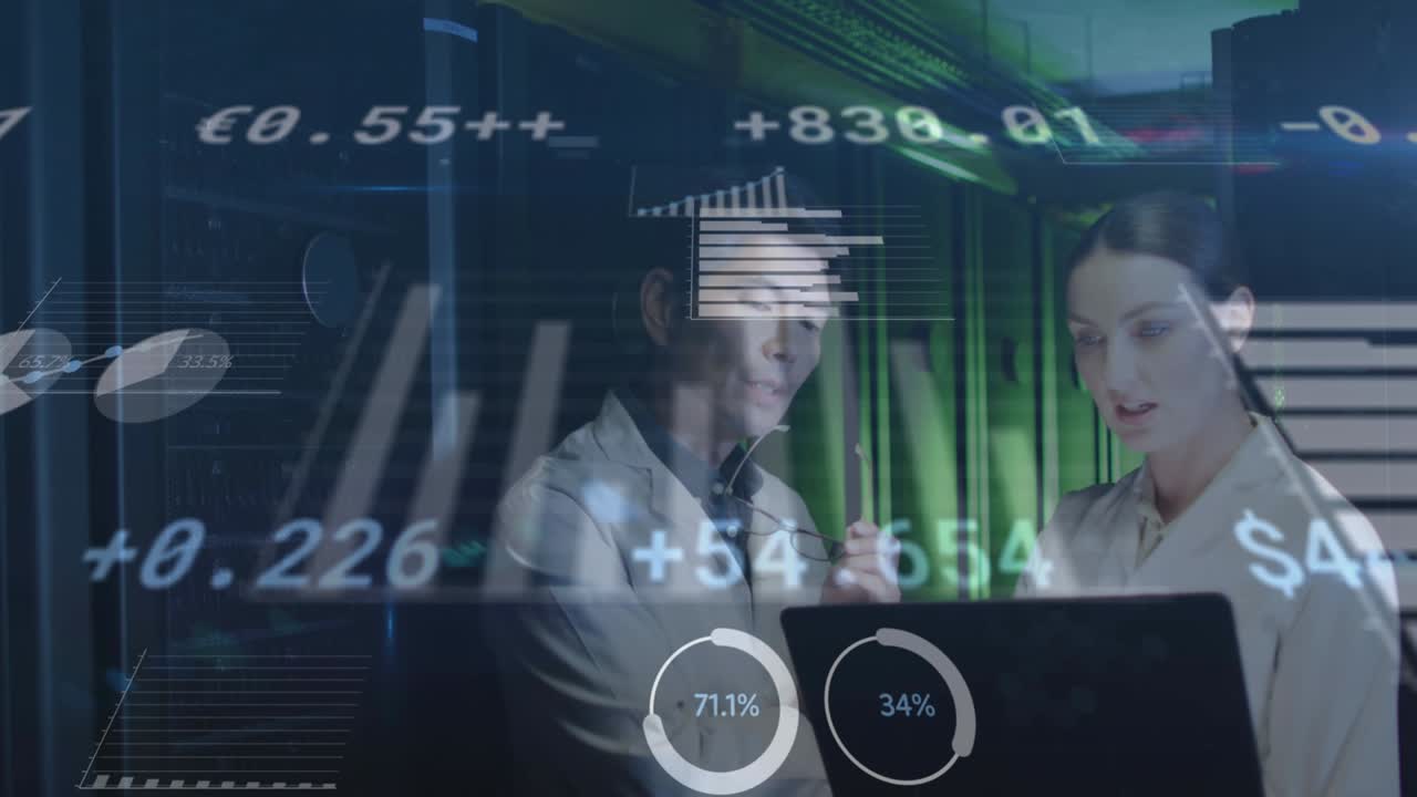 animazione dell'elaborazione dei dati, diversi ingegneri it maschili e femminili con laptop da server computerizzati