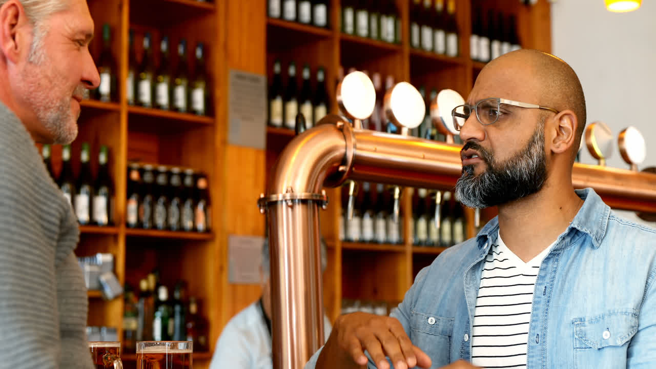 amigos interactuando entre sí en el mostrador 4k