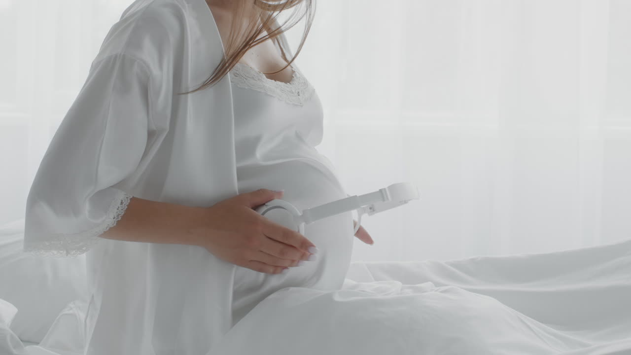 음악 을 듣고 있는 임신 한 여자