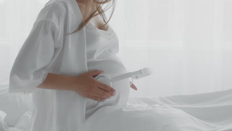 음악 을 듣고 있는 임신 한 여자