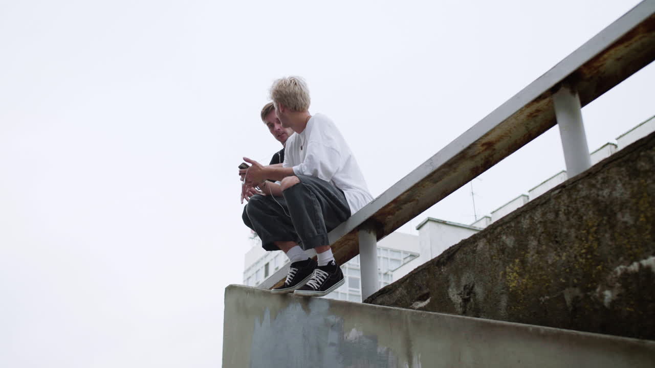 люди, занимающиеся паркуром.