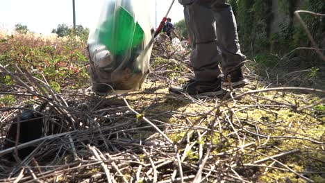 bolsa de plástico llena de basura sostenida por activista mientras limpia los suburbios de milán italia