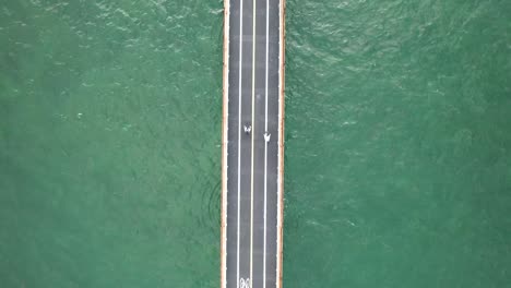 Clave-De-Maratón,-Carril-Bici-Del-Puente-De-La-Carretera-En-El-Extranjero-De-Los-Cayos-De-Florida,-Vista-Aérea-Hacia-Abajo