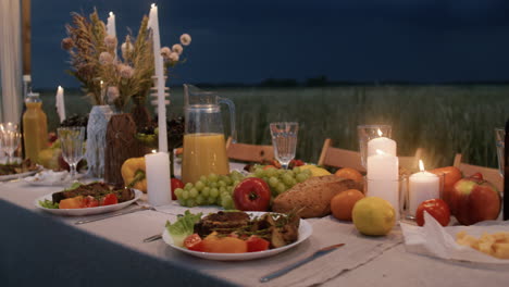 banquete de bodas al anochecer