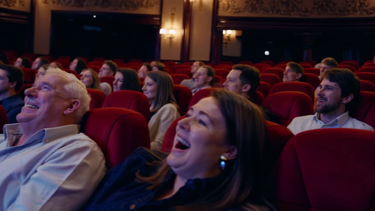 público disfrutando de una película en el cine