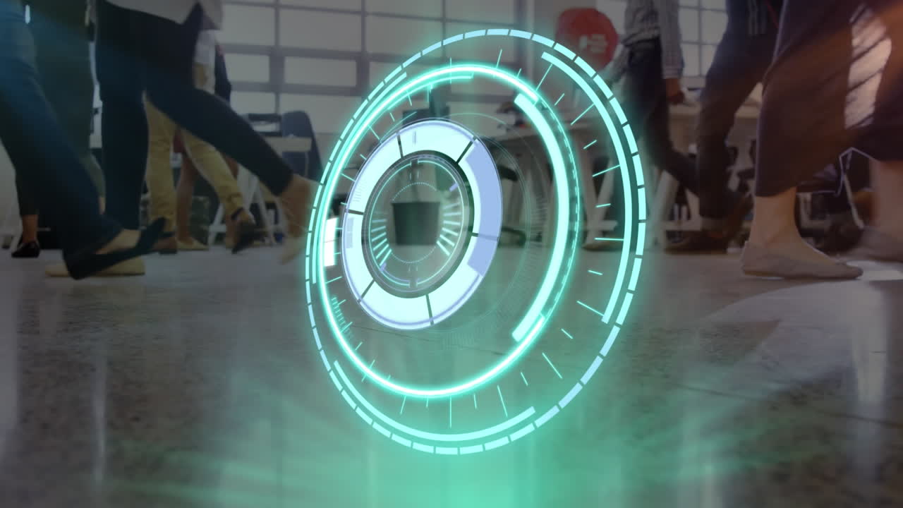 escáner redondo de neón contra la sección baja de las personas que caminan en la oficina