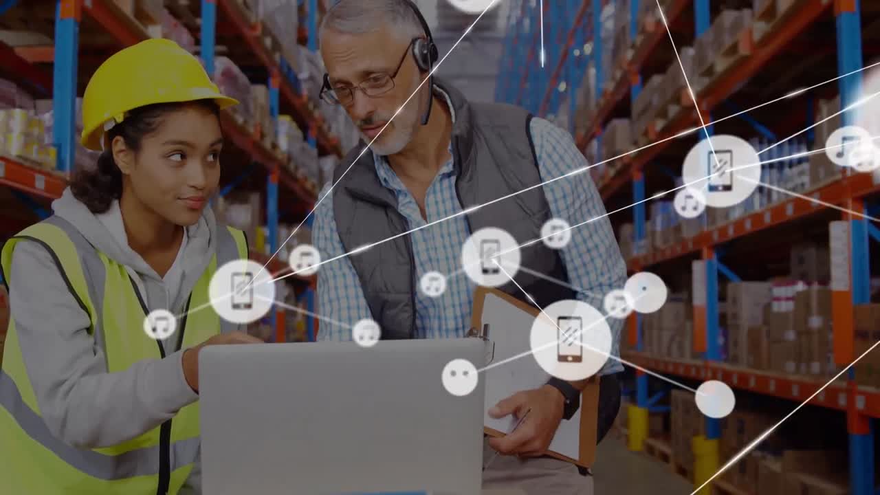 animación de una red de iconos sobre diversas trabajadoras y supervisores masculinos discutiendo en el almacén.