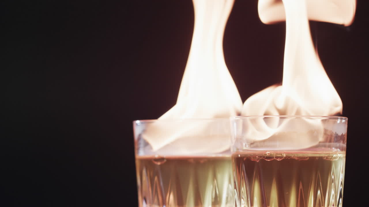 노란색 불꽃과 검은색 배경에 복사 공간을 가진 알코올의 비디오