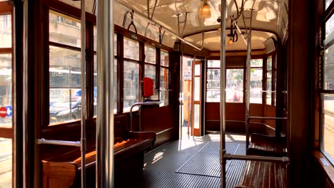 interior de un típico tranvía histórico de milán con interiores de madera. calidad 4k