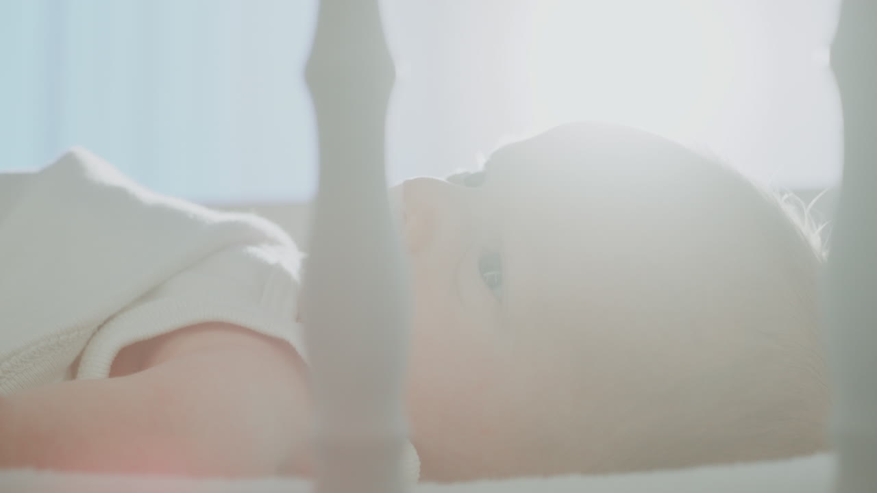 아기가 침대에서 잠을 자고 있다