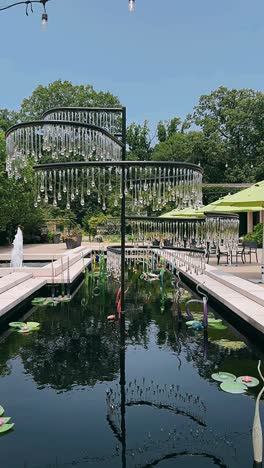 instalación de arte de vidrio en un estanque de jardín