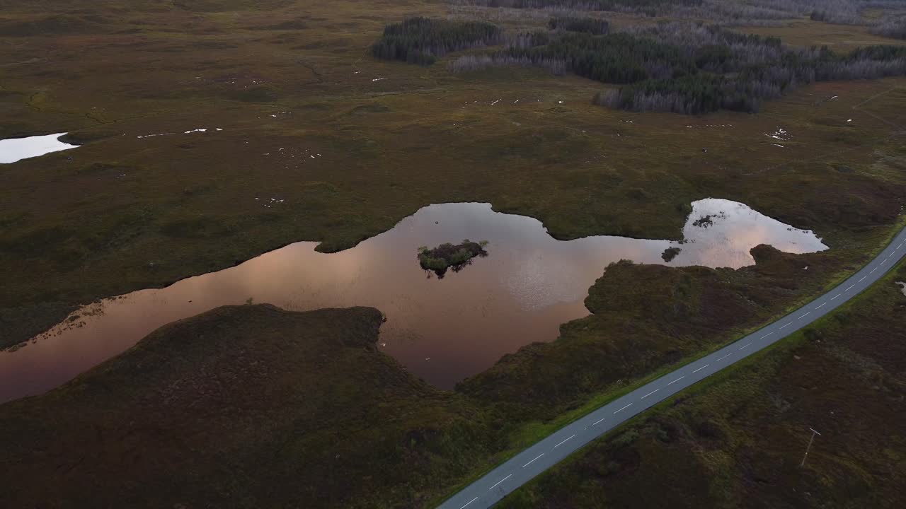 스코틀랜드 스카이 섬의 시골 호수에서 반사되는 스카이라인 위의 공중 풍경