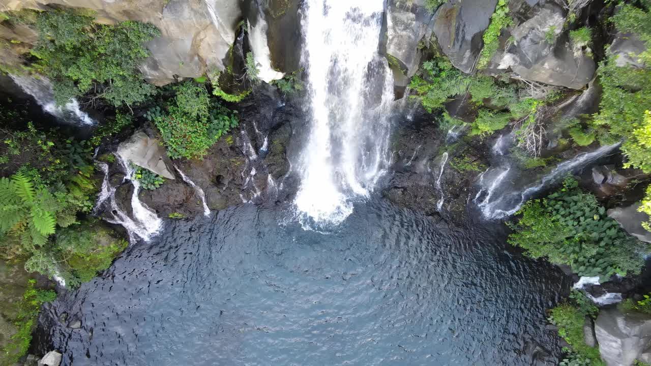 imágenes de drones de arriba hacia abajo de la cascada de saint-gilles en la isla de la reunión