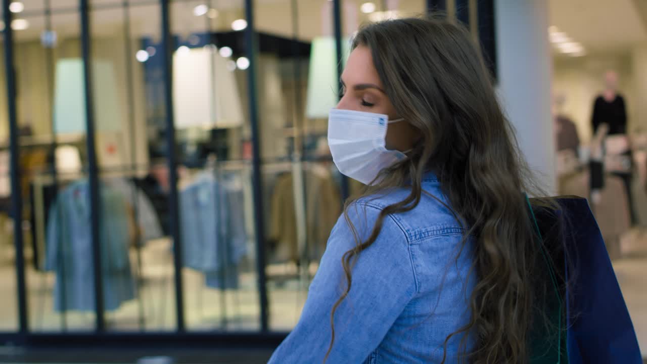 video de una mujer después de una compra exitosa en la galería