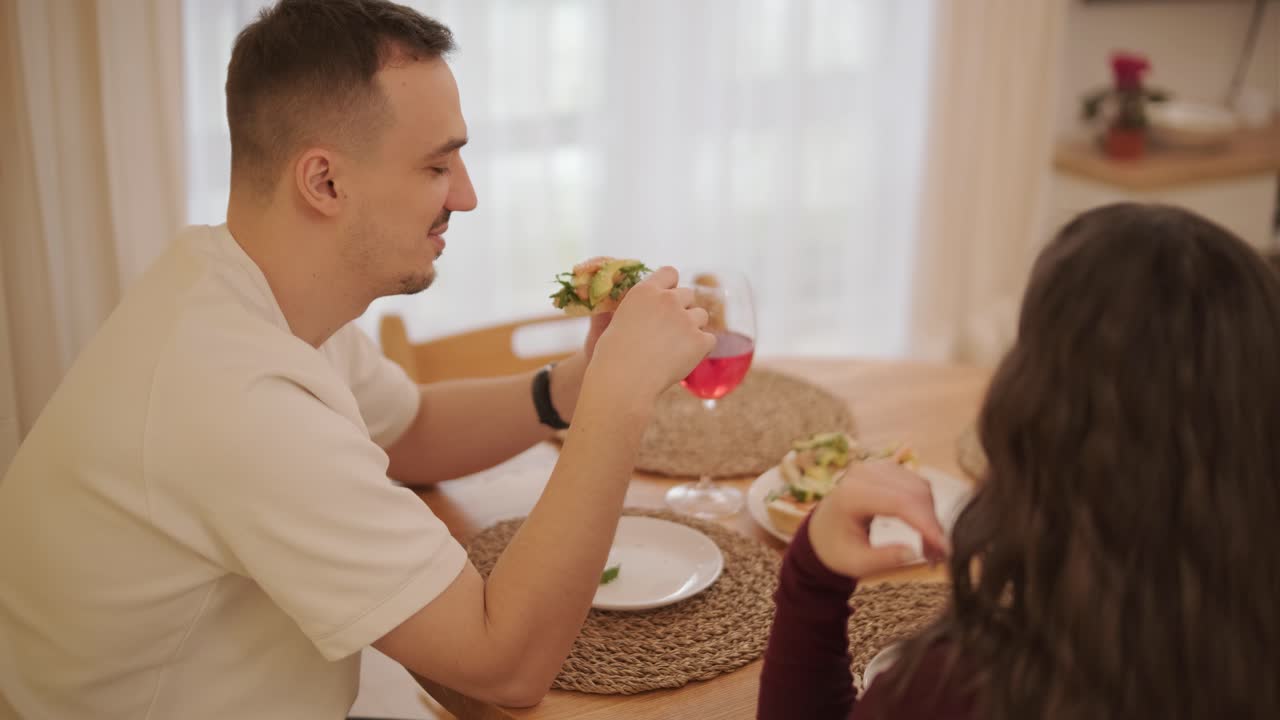부에서 샌드위치를 만드는 사랑하는 커플