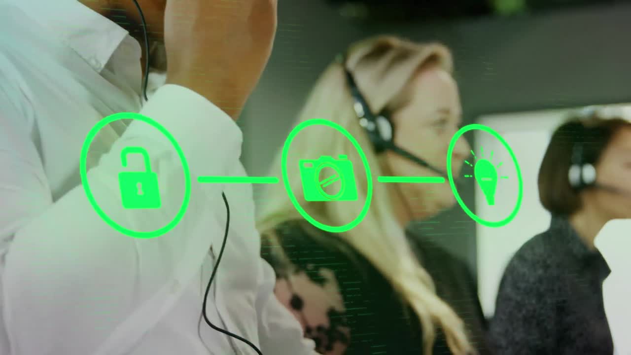 animación de tres iconos de medios verdes conectados sobre el personal en la oficina utilizando auriculares y computadoras