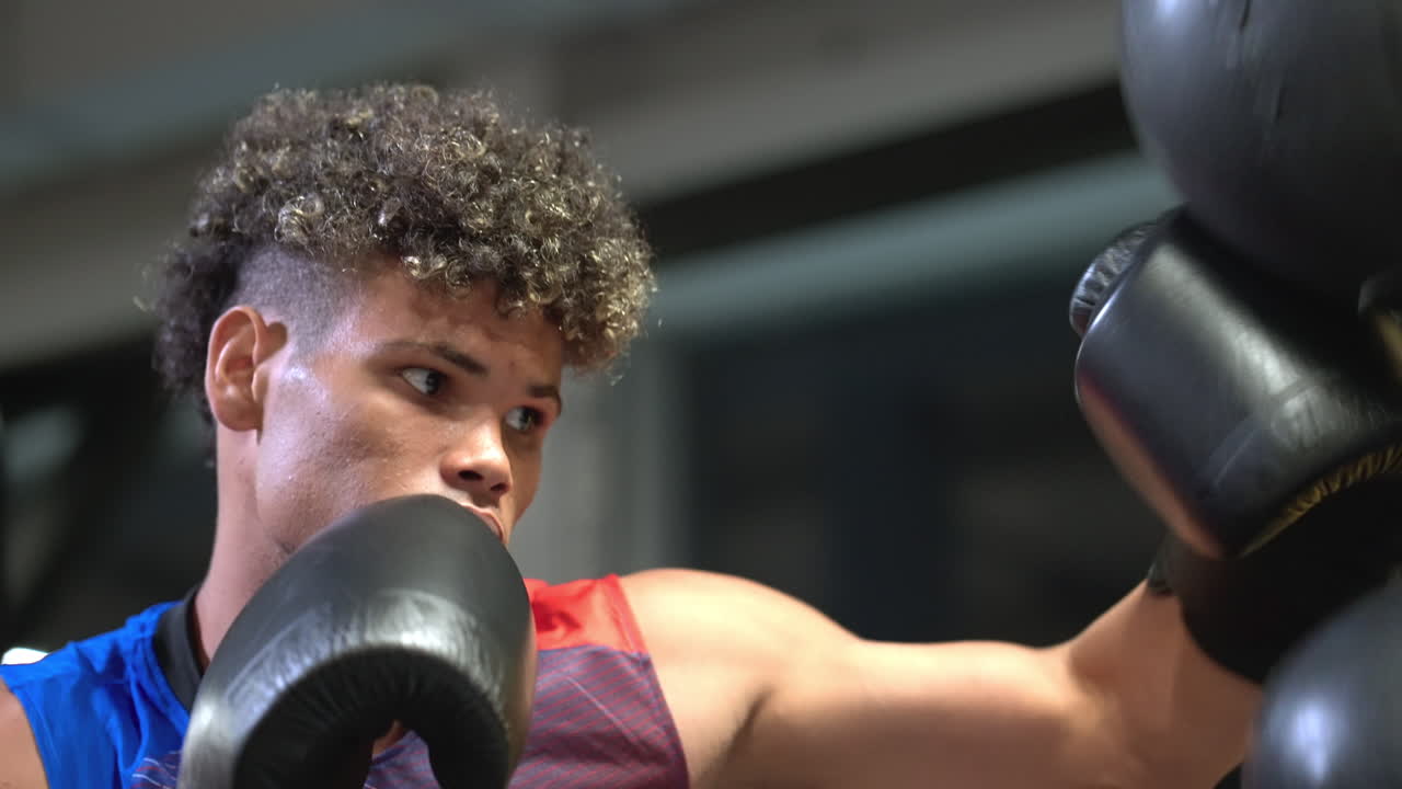 젊은 남자 권투 훈련 세션