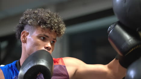 sesión de entrenamiento de boxeo para jóvenes