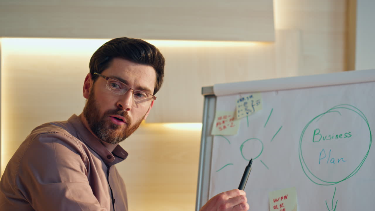 entrenador inspirado hablando conferencia de oficina de cerca. entrenador presentando estrategia