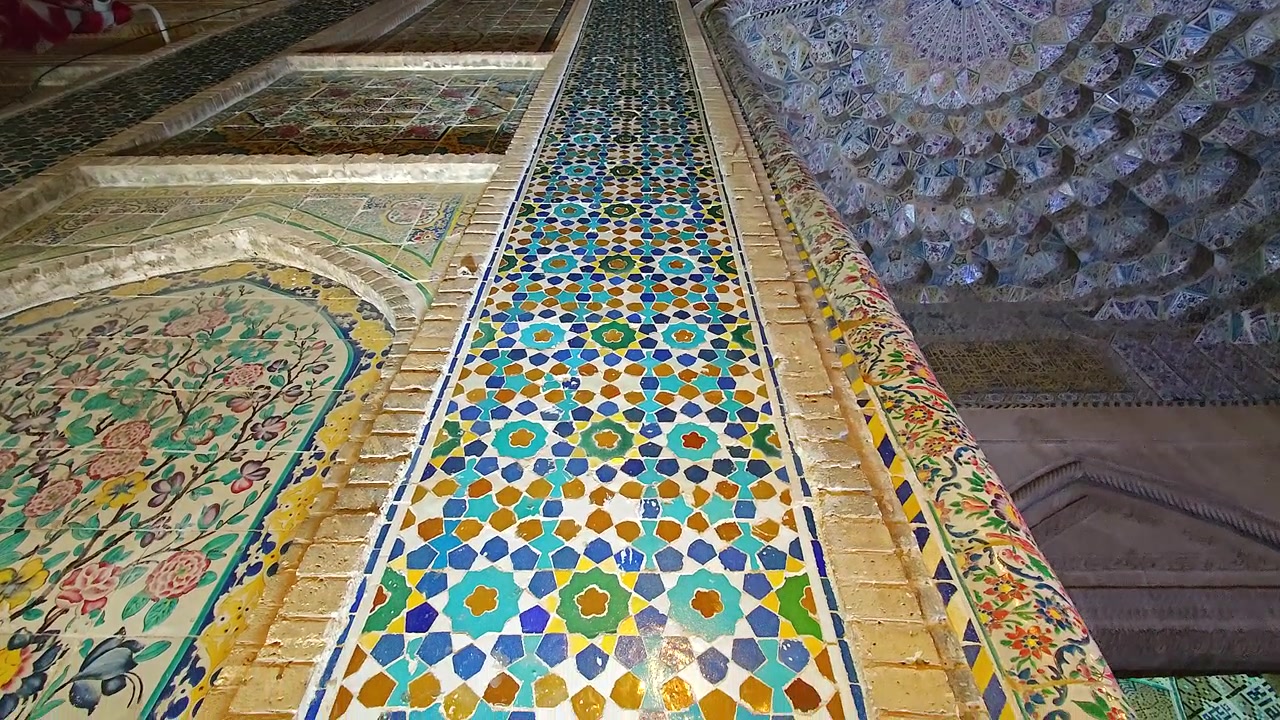 Mosaico intricato su muro di moschea storica