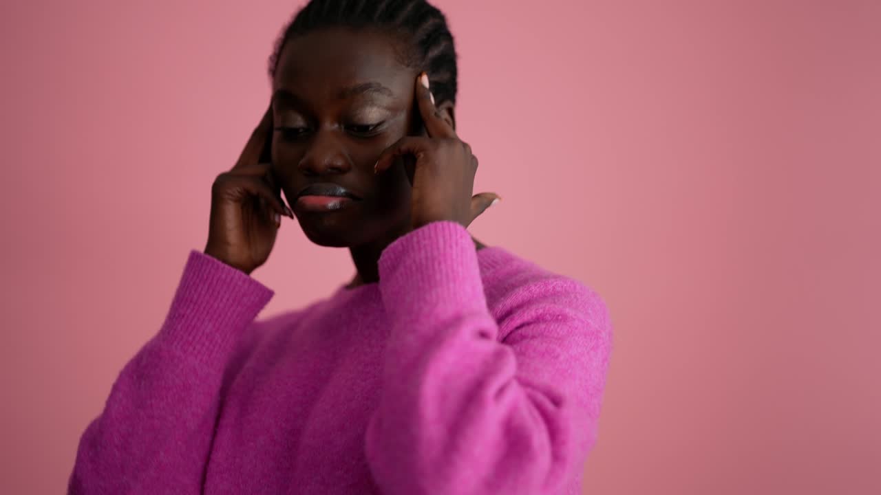 mujer feliz bailando