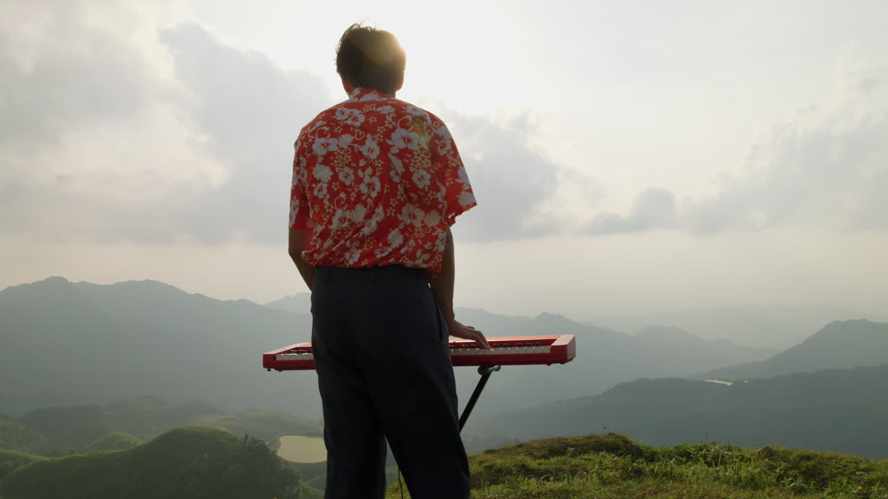 베트남의 산에서 아시아 키보드 연주자, 뒷면 휴대용 슬로우 모션