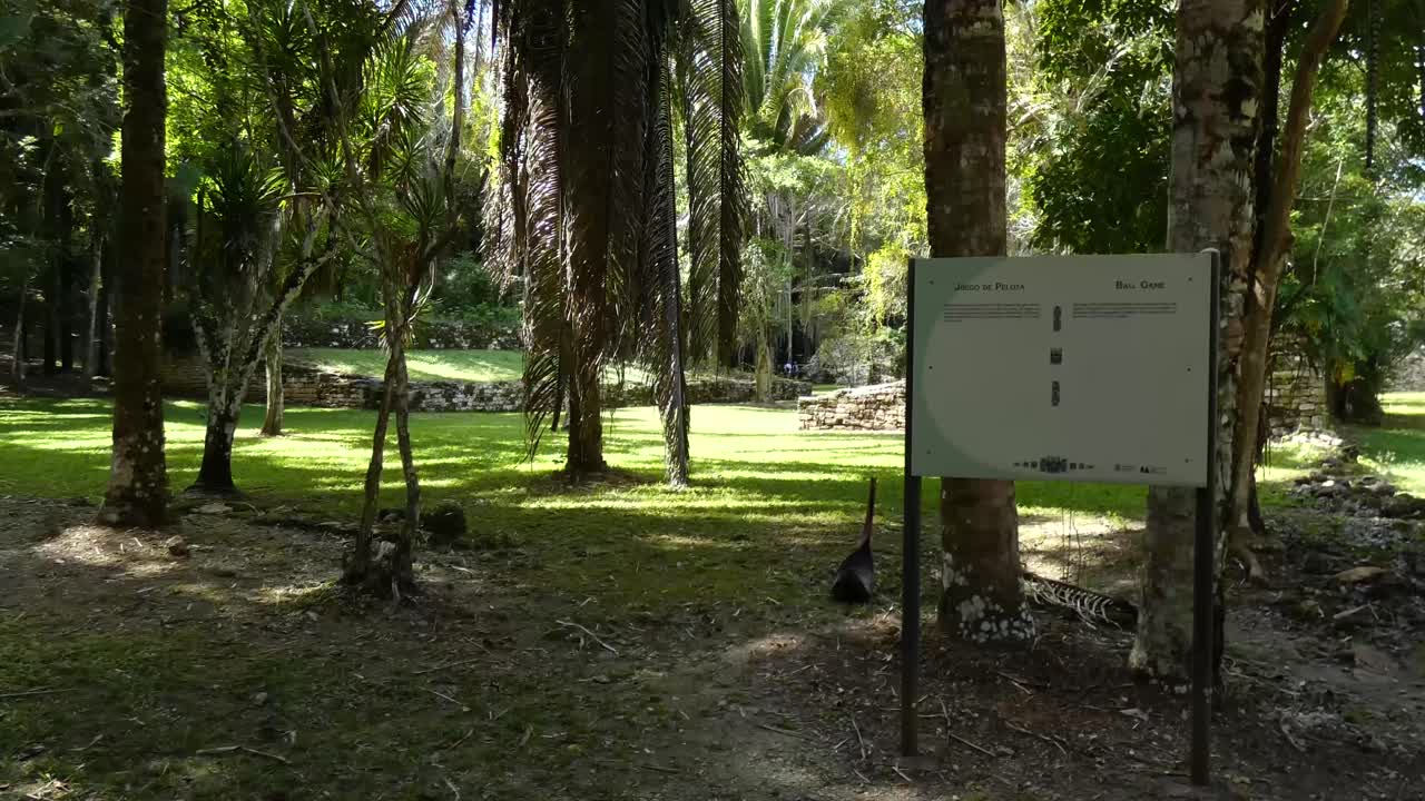 el campo de pelota en el sitio maya de kohunlich - quintana roo, méxico
