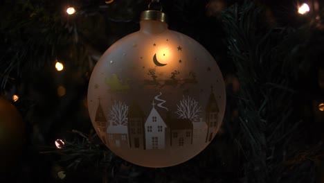 bola de árbol de navidad aislada pintada con santa y ciervo, irradiando hermosos destellos para una atmósfera romántica y cálida
