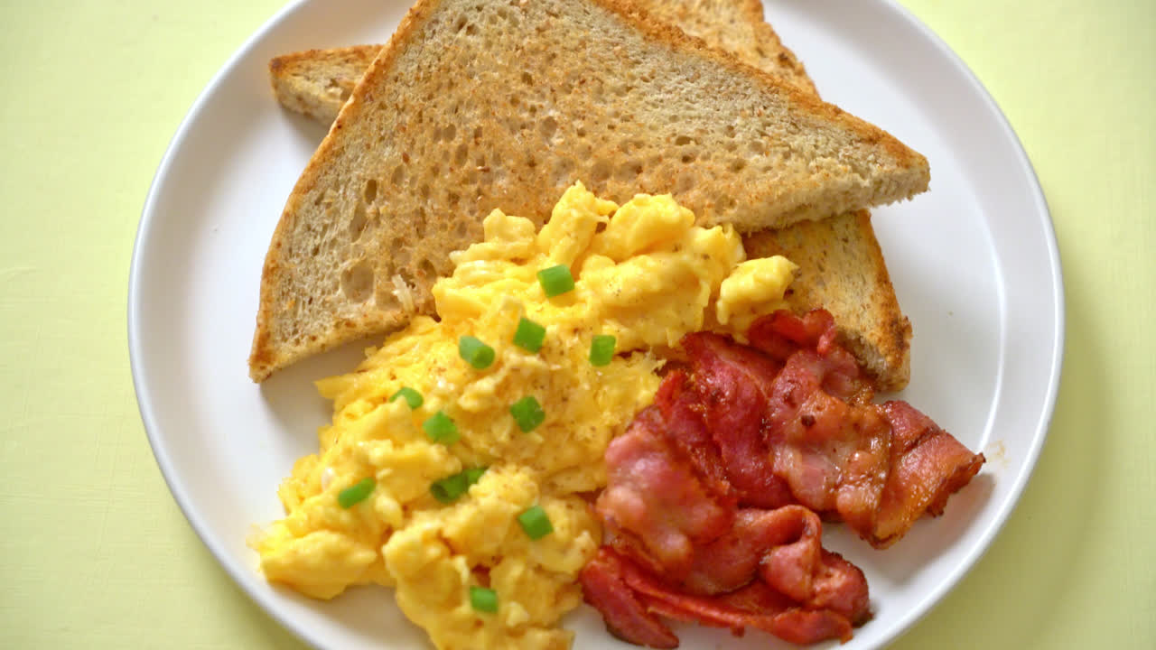 uova strapazzate con pane tostato e pancetta per colazione