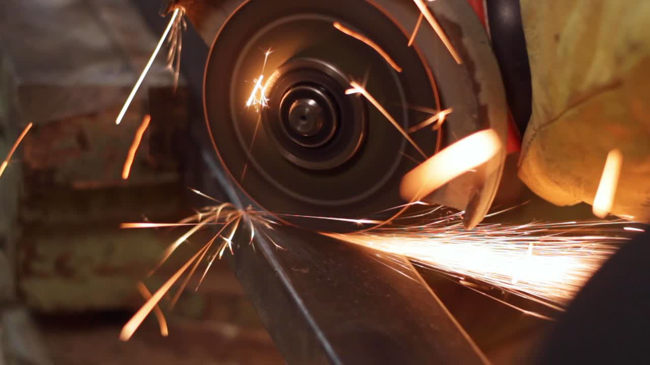 회전 디스크 그라인더 절단 금속 파이프, 실내 핸드헬드 닫습니다