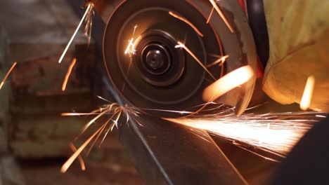 döner disk öğütücüsünün metal boruları kesme, kapalı el ile tutulan yakın