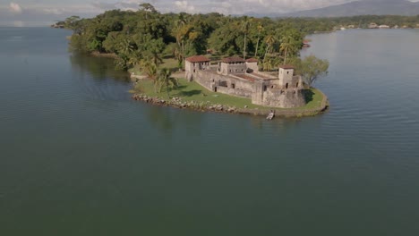 rio dulce guatemala, atracción turística, disparo de drone, fortaleza hispana