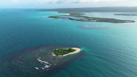 islote en la costa en el parque nacional morrocoy en tucacas, falcón, venezuela