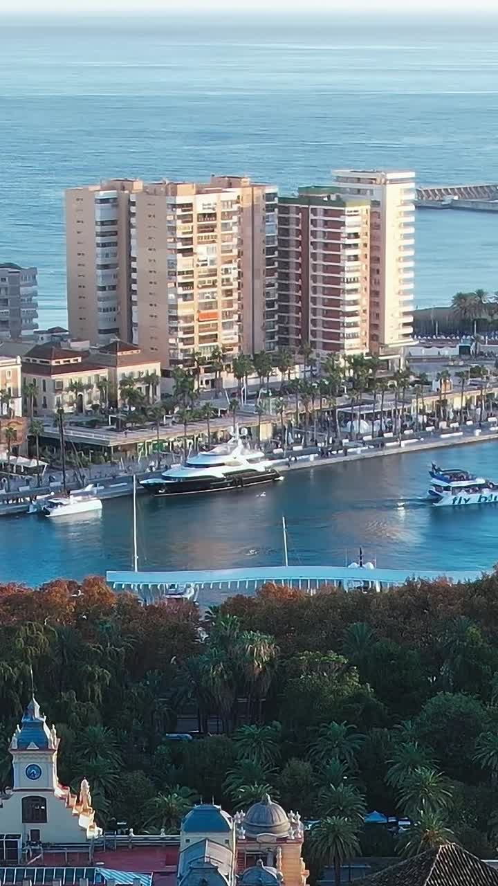 Vista del porto di Malaga con edifici e barche durante il giorno