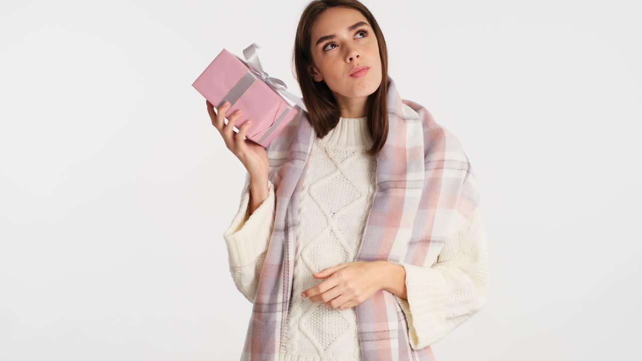 카메라 앞에서 포즈를 취하는 행복한 백인 여성.