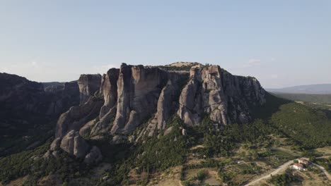 Antena-De-Imponentes-Columnas-De-Roca-Con-Monasterios-En-Lo-Alto-De-Un-Acantilado,-Meteora,-Tesalia