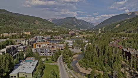 Keystone-Colorado-Aerial-V1-Dramatischer-Low-Level-Hochgeschwindigkeitsflug-Vorbei-An-Der-Kurstadt-–-Aufgenommen-Mit-Inspire-2,-X7-Kamera-–-August-2020