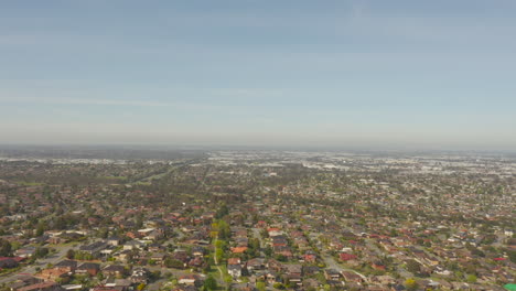 Perspectiva-Aérea-Avanzando-Suavemente,-Mostrando-La-Contaminación-Del-Aire-Sobre-Las-Casas-Suburbanas