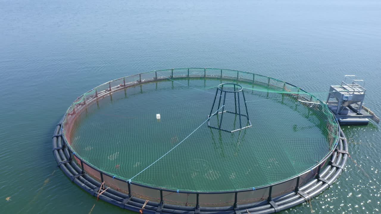 핀란드 군도에 있는 떠다니는 둥근 생선 농장