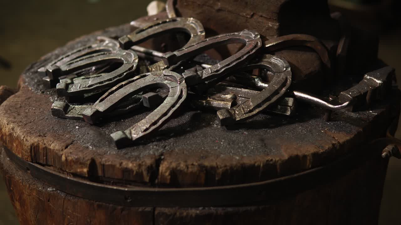 도자기 가게 에 있는 도자기 에 달린 말 의 발