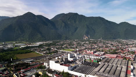 Vista-De-Trenes-Y-Fabrica-De-Cerveza-En-Orizaba