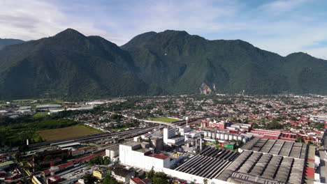 vista de trenes y fábrica de cerveza en orizaba.