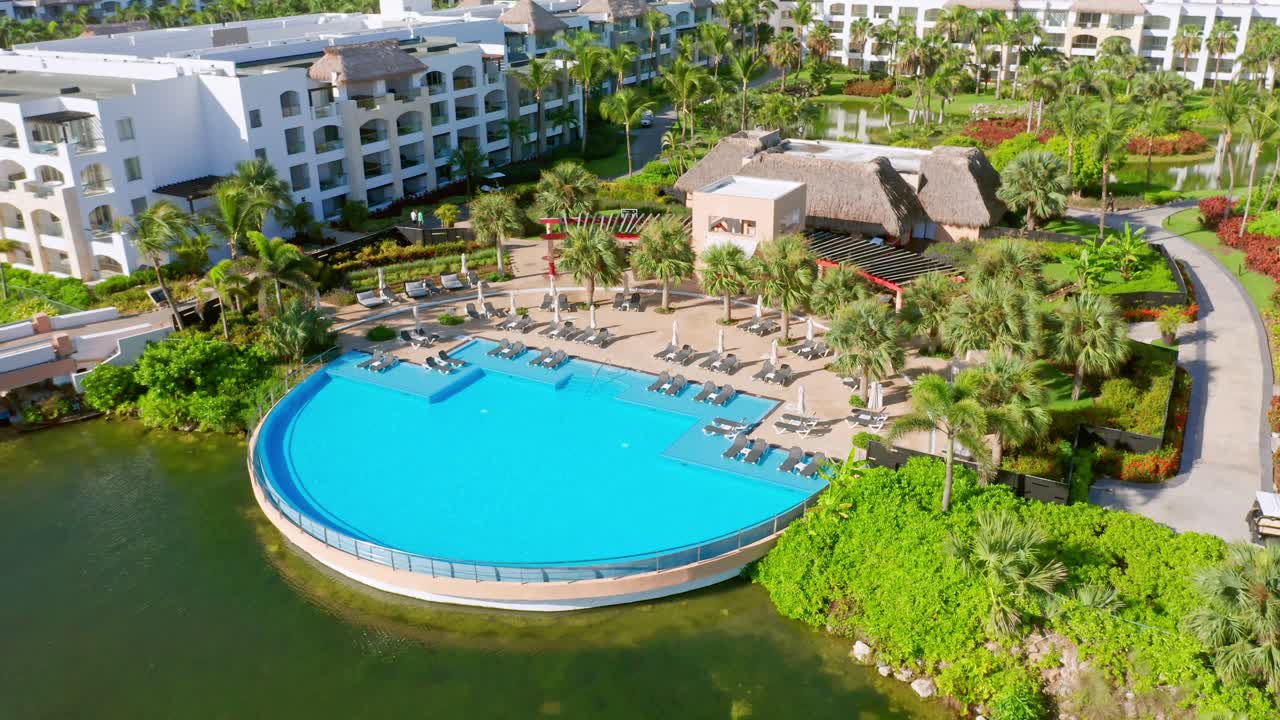 Resort turistico con piscina nella roccia, Punta Cana, Repubblica Dominicana - ripresa aerea con drone.