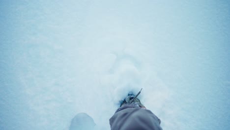 Pov-De-Los-Pies-De-Una-Persona-En-Un-Suelo-Cubierto-De-Nieve-Espesa.